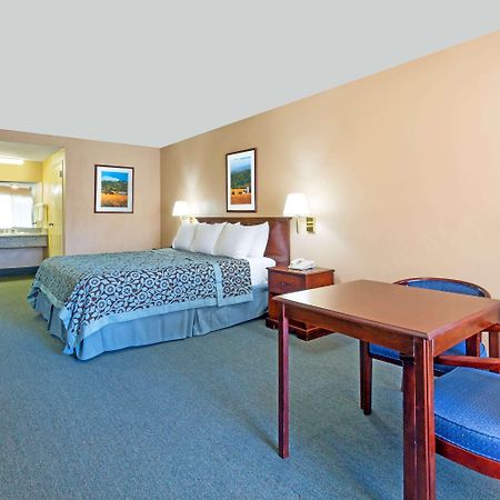 Days Inn By Wyndham Fontana / Rialto Bloomington Экстерьер фото