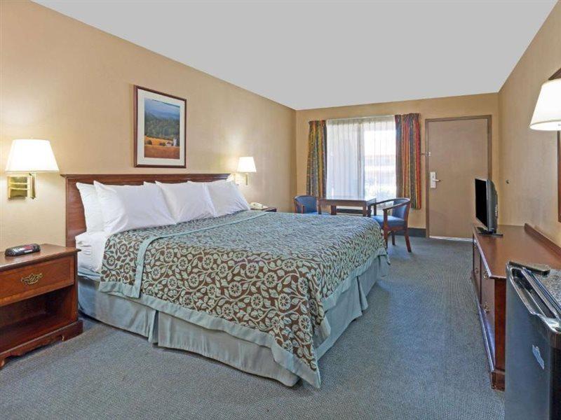 Days Inn By Wyndham Fontana / Rialto Bloomington Экстерьер фото