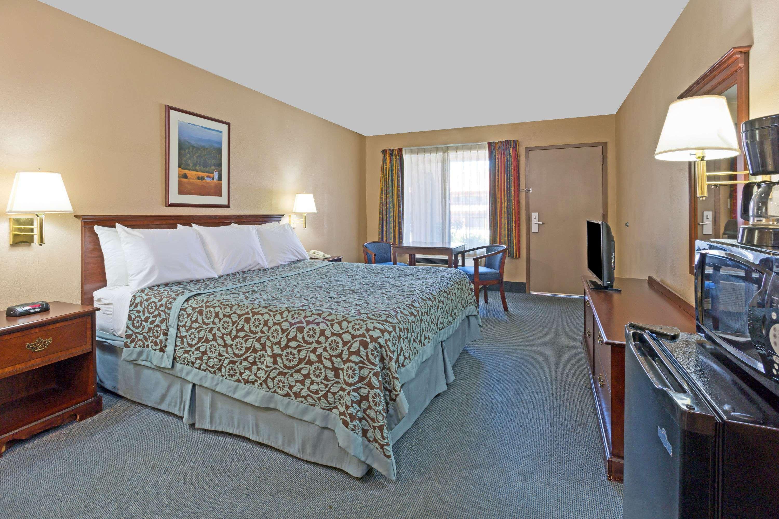 Days Inn By Wyndham Fontana / Rialto Bloomington Экстерьер фото